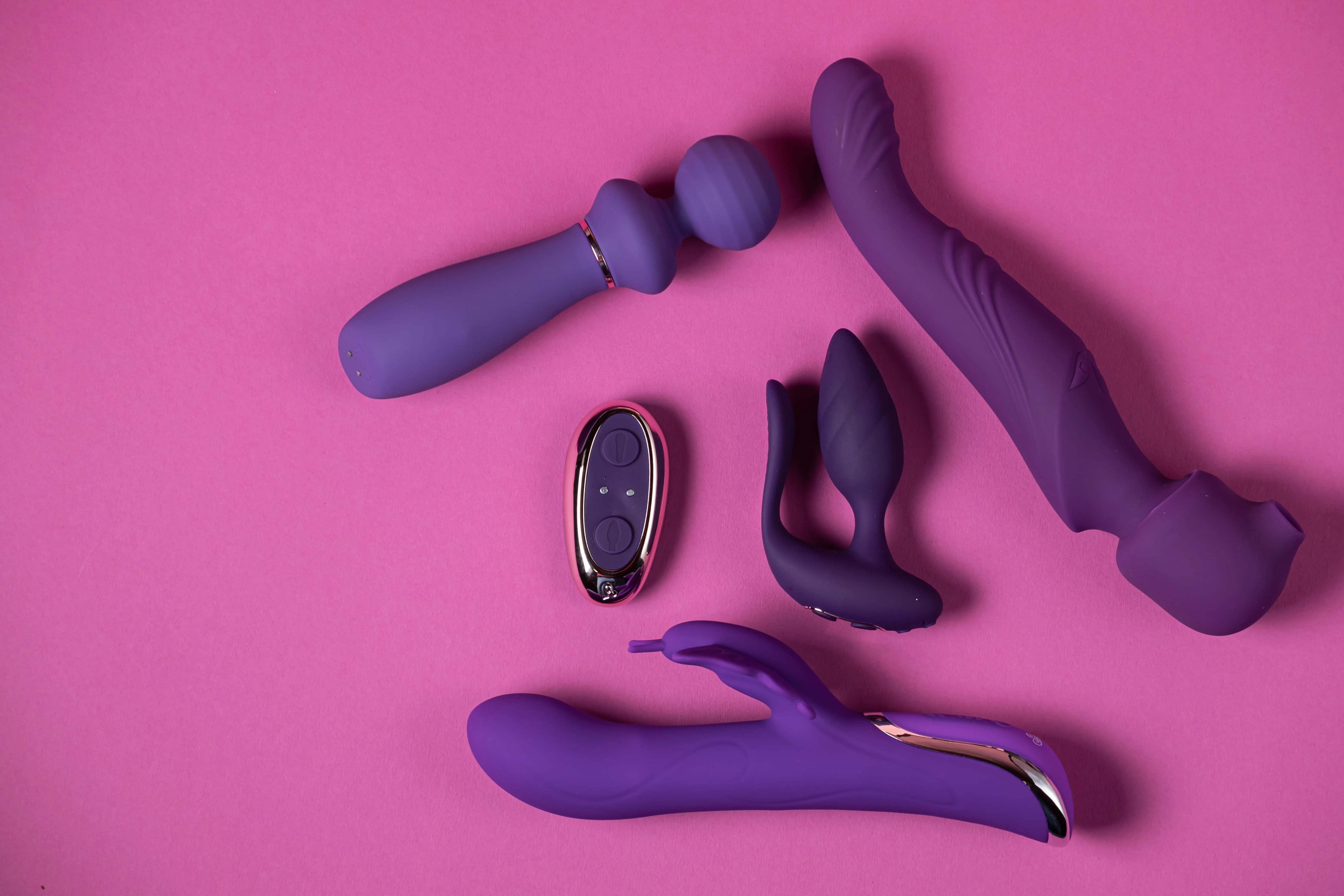 Diferencias entre vibradores, dildos y succionadores: guía completa para elegir el tuyo